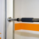 Fitness hrazda do zárubně dveří, nastavitelná délka 62 - 96 cm