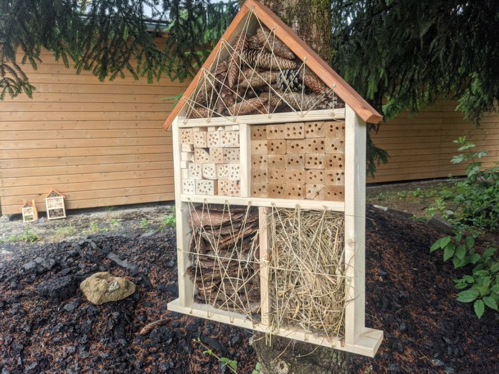 Dřevěný domek pro včely a hmyz (hmyzí hotel) 47x76 cm