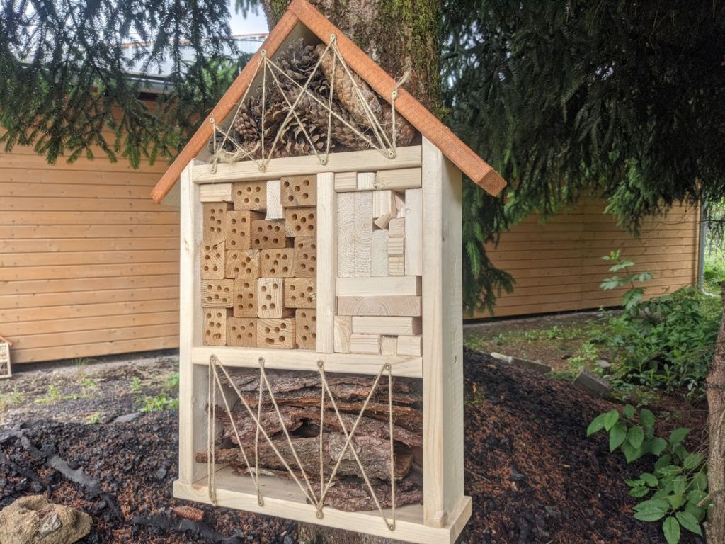 Dřevěný domek pro včely a hmyz (hmyzí hotel) 55x32 cm