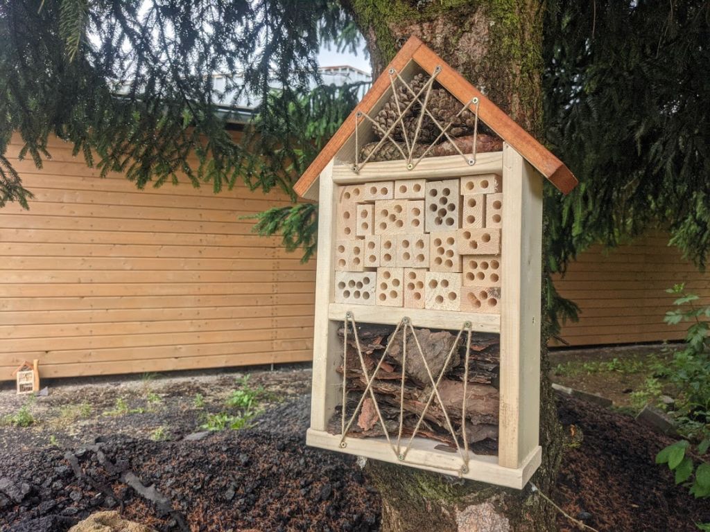 Dřevěný domek pro včely a hmyz (hmyzí hotel) 46x24 cm