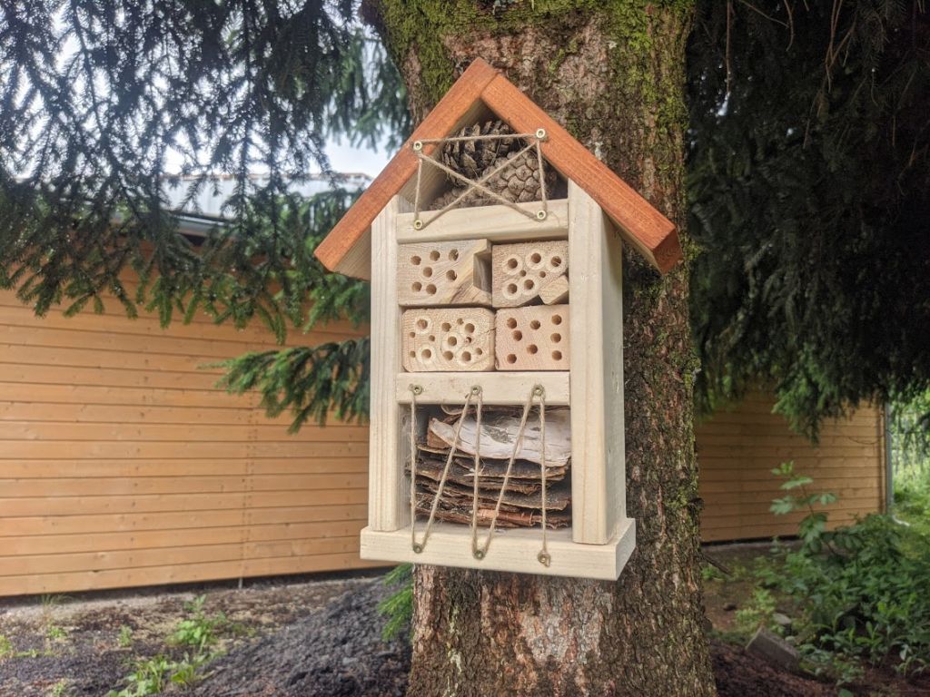 Dřevěný domek pro včely a hmyz (hmyzí hotel) 32x16 cm