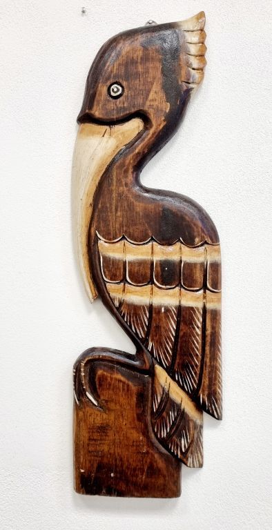 Dřevěná vyřezávaná dekorace k zavěšení na stěnu- pták pelikán 60 cm